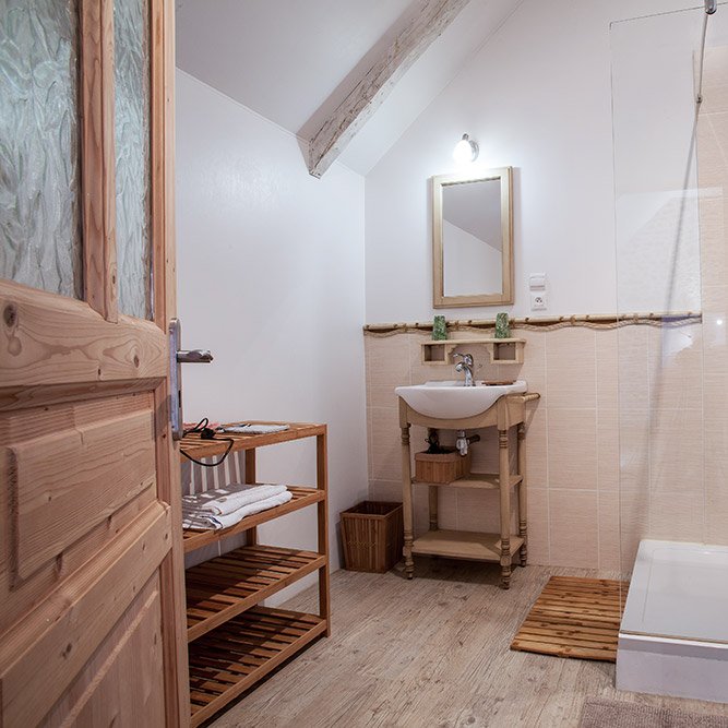 Sativa - la salle de bain <small>© La Châtaigneraie - Chambres d'hôtes</small>